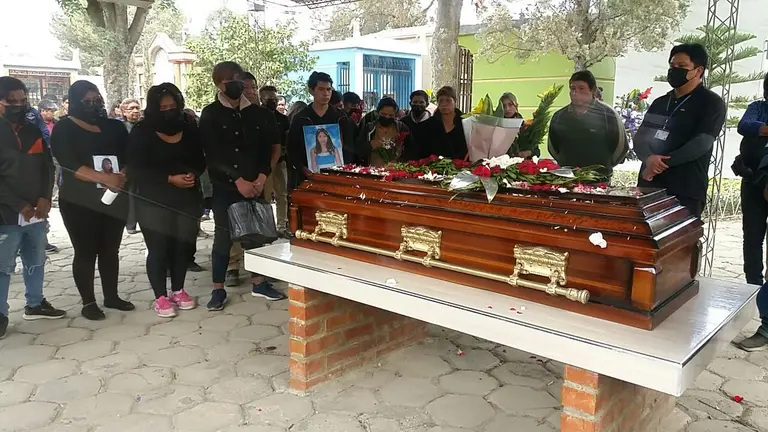 Familiares y amigos de Erika, la mujer con el 90% del cuerpo quemado, le dan el &uacute;ltimo adi&oacute;s en el Cementerio General de Tiquipaya. FUNDACI&Oacute;N VOCES LIBRES