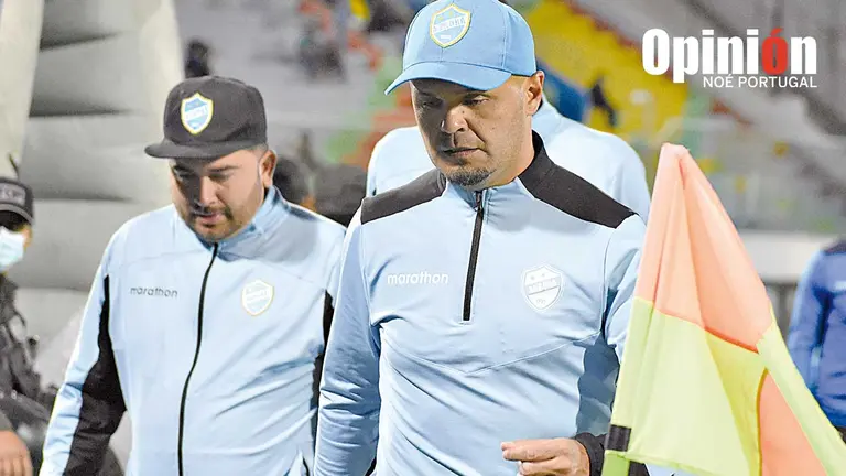 Francisco Argüello (d) sale de la cancha, durante un partido con Aurora. NOÉ PORTUGAL