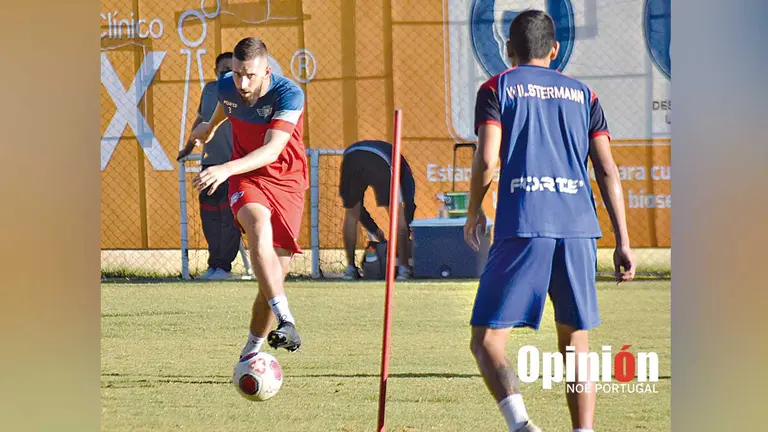 Santiago Echeverría  toca el balón en una práctica con Wilstermann. NOÉ PORTUGAL