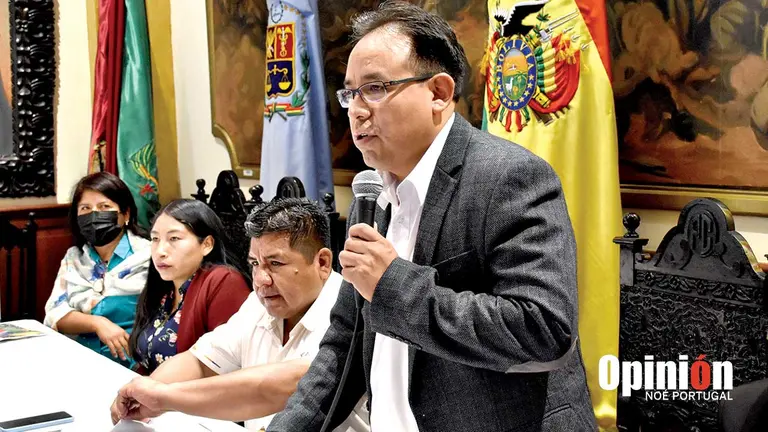 El viceministro Carmelo Valda exponiendo los tramos de las aducciones de Misicuni. NO&Eacute; PORTUGAL