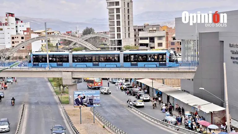 El Tren Metropolitano  pasa por el puente de la avenida 6 de Agosto. DICO SOL&Iacute;S