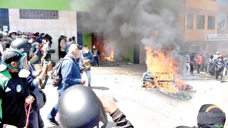 Cocaleros de Adepcoca, durante los conflictos en defensa de su mercado.        APG