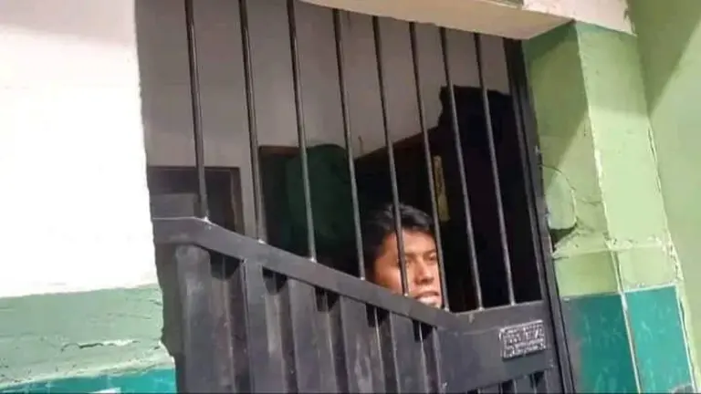 Freddy Machicado, en celdas, antes de ser llevado a San Pedro. RRSS
