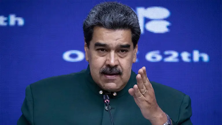 El presidente de Venezuela, Nicol&aacute;s Maduro, participa en una rueda de prensa, ayer, en el Palacio de Miraflores en Caracas (Venezuela). EFE