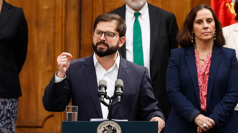 Foto de archivo del presidente de Chile, Gabriel Boric (c). EFE