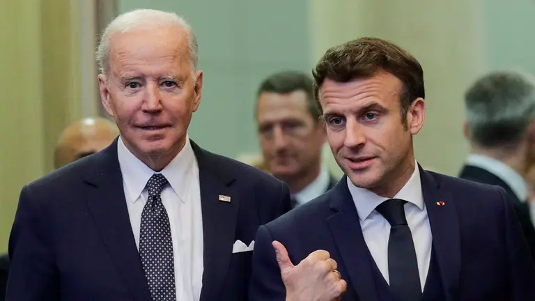 El presidente estadounidense, Joe Biden (i), y su hom&oacute;logo franc&eacute;s, Emmanuel Macron (d), durante una cumbre extraordinaria de la OTAN en Bruselas, en marzo de 2022. EFE