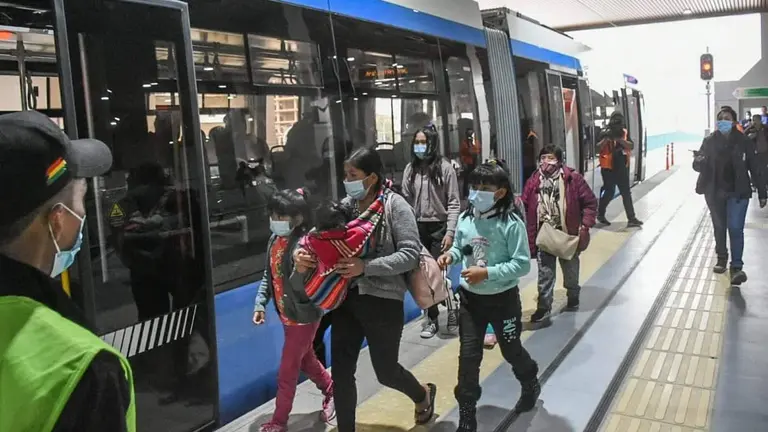 Usuarios, tomando la l&iacute;nea Roja del Tren Metropolitano./ DICO SOL&Iacute;S