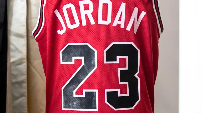 Vista de la camiseta de los Chicago Bulls emitida por el juego del año de novato de Michael Jordan en 1984-85, en una fotografía de archivo. EFE