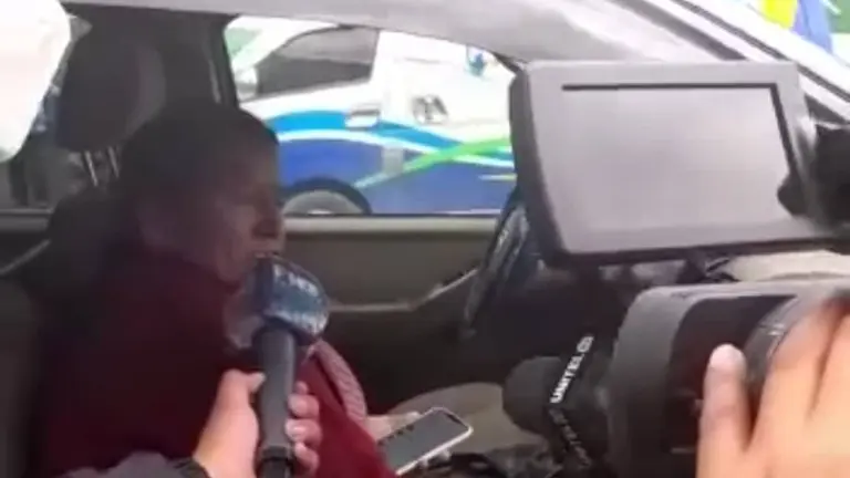 Nemesia Achacollo, dentro de un auto, cerca de Adepcoca. CAPTURA DE VIDEO