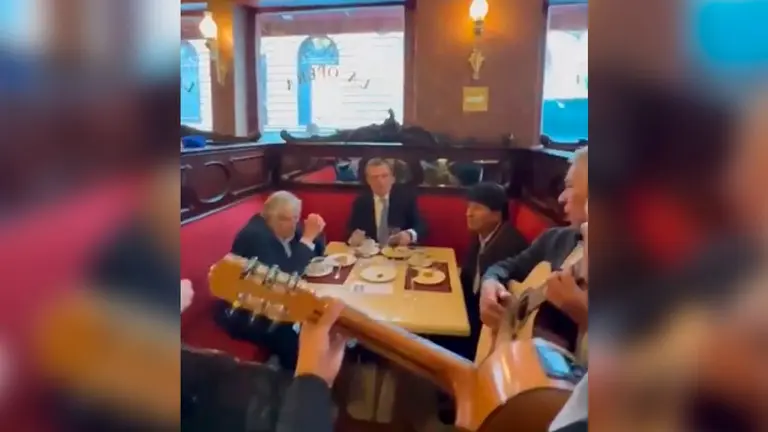 De izquierda  derecha: el expresidente de Uruguay, Pepe Mujica; el canciller mexicano, Marcelo Ebrard; y,  el l&iacute;der del MAS, Evo Morales, mientras escuchan una interpretaci&oacute;n de "M&eacute;xico lindo y querido", en M&eacute;xico. MARCELO EBRARD