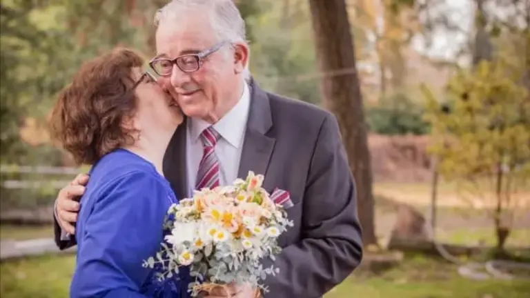 Imagen referencial de una pareja de adultos mayores renovando sus votos matrimoniales. MATRIMONIOS.CL