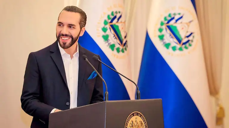 El presidente de El Salvador, Nayib Bukele, habla durante una transmisión en una cadena nacional de televisión, hoy en San Salvador (El Salvador). EFE