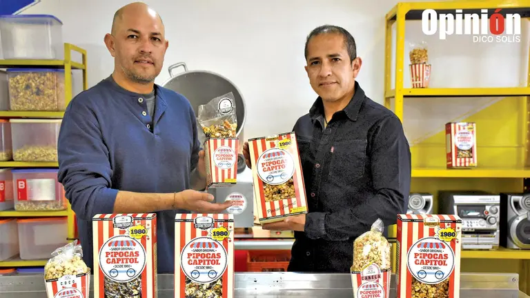 Los hermanos Daniel y Marcelo Machicado, ofrecen pipocas de sabores diferentes, entre los que destacan el chocolate, limón chile, coco, caramelo y churrasco. DICO SOLÍS