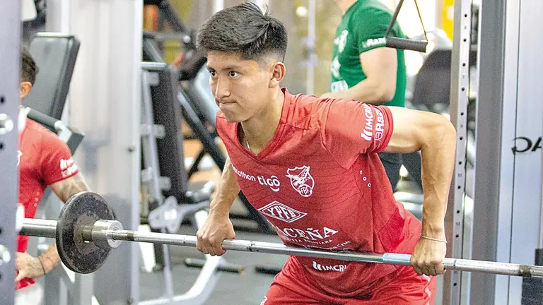 Miguel Terceros realiza un trabajo durante una sesión de gimnasio de la Selección Nacional. FBF