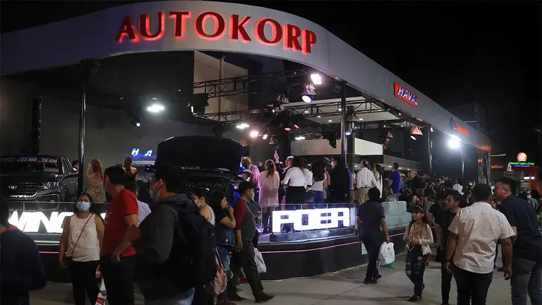 Visitantes recorren la Feria Internacional de Santa Cruz - Expocruz 2022, en Santa Cruz (Bolivia), este 16 de septiembre de 2022. EFE