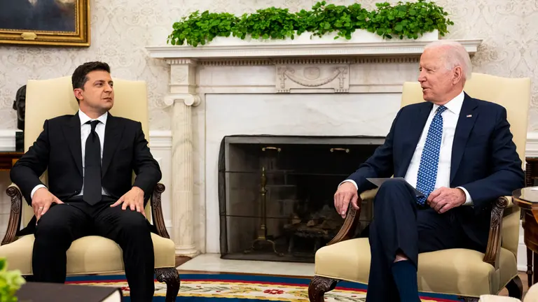 El presidente de EE.UU., Joe Biden (d), junto a su hom&oacute;logo ucraniano, Volod&iacute;mir Zelenski, en una fotograf&iacute;a de archivo. EFE