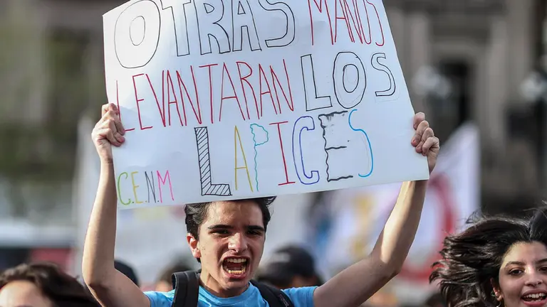 Un hombre participa en una marcha para conmemorar la Noche de los L&aacute;pices, hoy, en Buenos Aires (Argentina). EFE