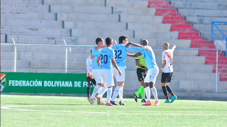 Jugadores de Aurora festejando. APG