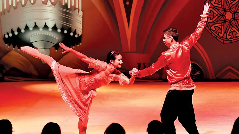 Bailarines rusos y ucranianos escenifican &ldquo;El lago de los cisnes&rdquo; en el coliseo del Instituto Americano.  NOÉ PORTUGAL