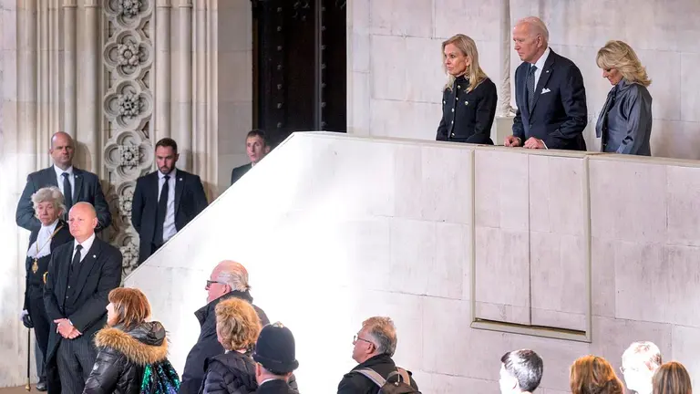 El presidente de los Estados Unidos, Joe Biden, y a la primera dama, Jill Biden, asisten a la capill ardiente de la reina Isabel II el 18 de septiembre. EFE
