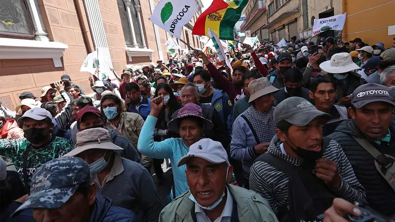 Cientos de cocaleros miembros de Adepcoca, en una marcha de septiembre. EFE