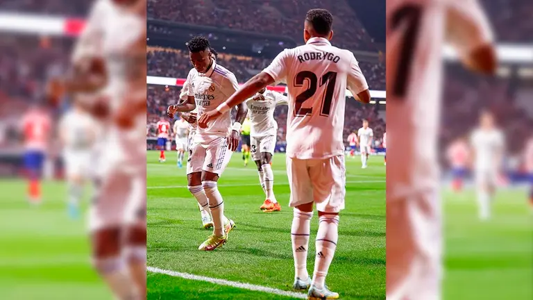Rodrygo y Vinicius festejan el gol del primero en el triunfo merengue (1-2) sobre el Atl&eacute;tico en el derby de la capital espa&ntilde;ola. INSTAGRAM REAL MADRID.