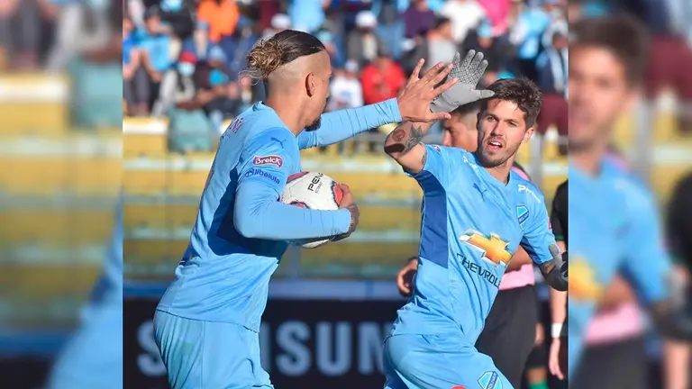 Da Costa y Patricio Rodr&iacute;guez festejan uno de los dos goles del brasile&ntilde;o en el 4-1 de Bol&iacute;var a Tomayapo. APG