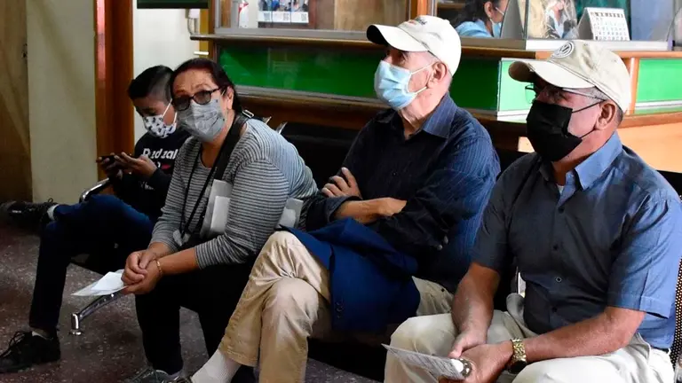 Pacientes aguardan su turno en la Caja Nacional de Salud. NO&Eacute; PORTUGAL