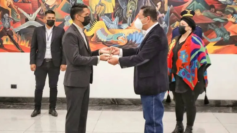 Andr&oacute;nico Rodr&iacute;guez (i) recibe el bast&oacute;n de mando. C&Aacute;MARA DEL SENADO