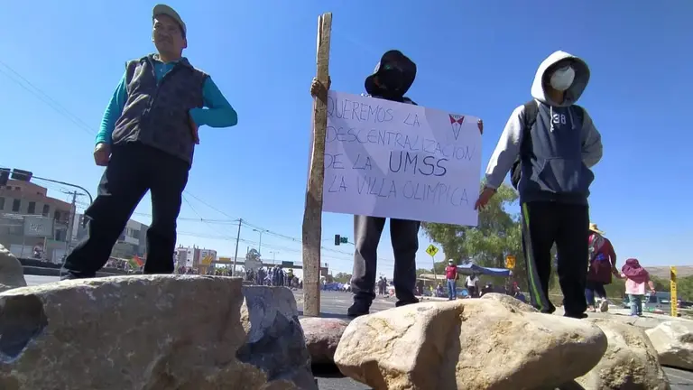 Pobladores del Distrito 15 bloquean la avenida Petrolera en demanda de la la descentralizaci&oacute;n de 4 carreras de la UMSS. DICO SOL&Iacute;S