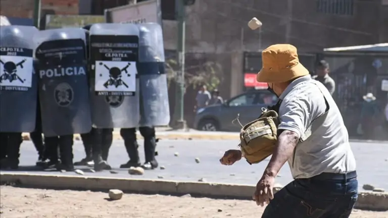 Uno de los pobladores del Distrito 9 lanza una piedra a los efectivos policiales que intentaron desbloquear la avenida Petrolera. DICO SOL&Iacute;S