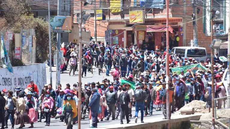 Inicia marcha presidida por Alanes y grupo af&iacute;n a Machicado realiza asamblea; hay ri&ntilde;as entre sectores. APG