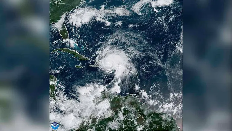 Imagen satelital cedida hoy por la Oficina Nacional de Administraci&oacute;n Oce&aacute;nica y Atmosf&eacute;rica de Estados Unidos (NOAA), a trav&eacute;s del Centro Nacional de Huracanes (NHC), donde se muestra la localizaci&oacute;n del hurac&aacute;n Fiona en el Atl&aacute;ntico. EFE