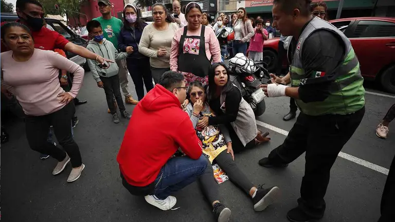 Personas permanecen en las calles hoy, despu&eacute;s de activarse la alerta s&iacute;smica en la Ciudad de M&eacute;xico (M&eacute;xico) . EFE