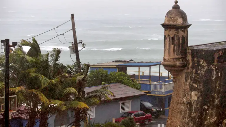 Fotografía del Atlántico desde la Perla durante el paso del huracán Fiona en San Juan (Puerto Rico). EFE