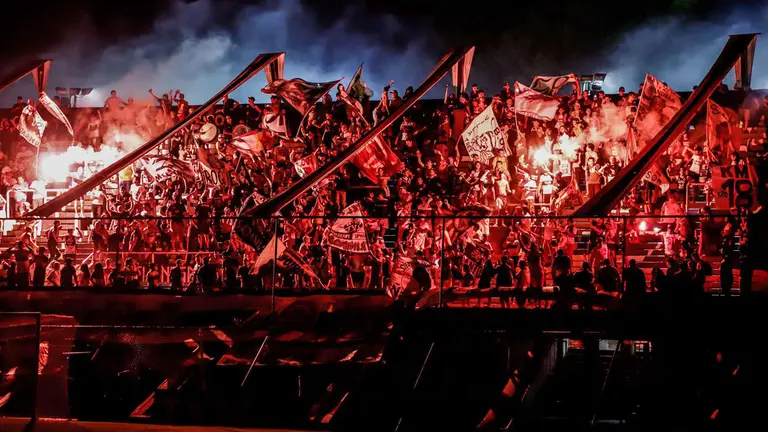 Fotografía de archivo en la que se registró a aficionados del club paraguayo de fútbol Olimpia, al encender bengalas, en las tribunas del estadio Manuel Ferreira, en Asunción (Paraguay). EFE