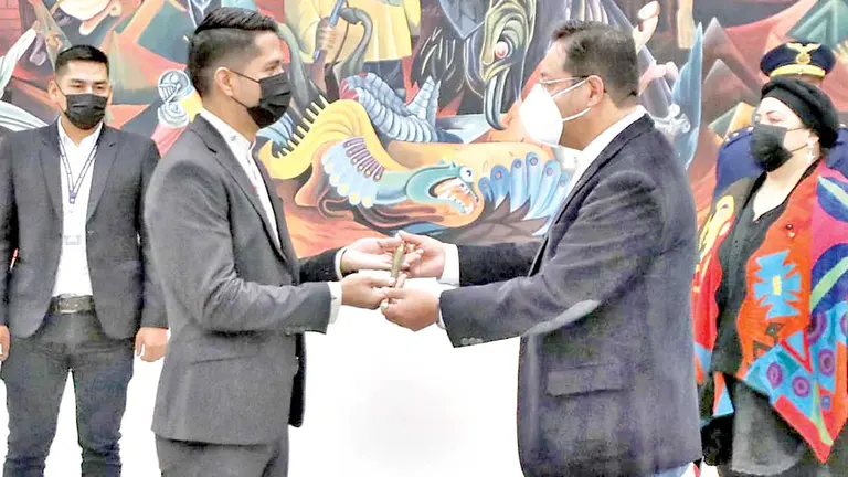 Andr&oacute;nico Rodr&iacute;guez (i) recibe el bast&oacute;n de mando de parte de Luis Arce. ABI