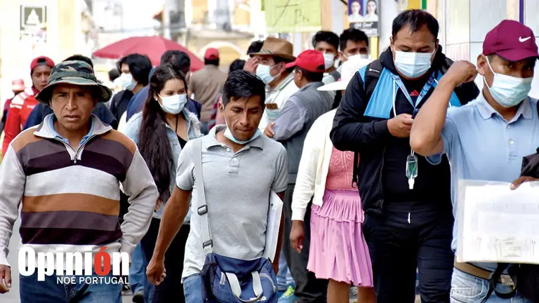Gente en una calle de Cochabamba, algunos sin barbijo.   NO&Eacute; PORTUGAL