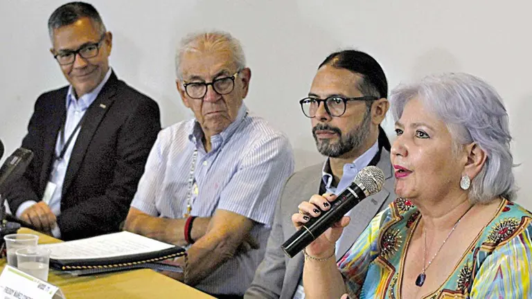 Un grupo de poetas de las dos naciones en conferencia por la paz. DEBATE