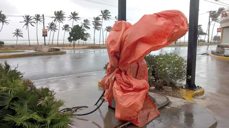 Una estación de combustible permanece cerrada en Nagua (República Dominicana). EFE