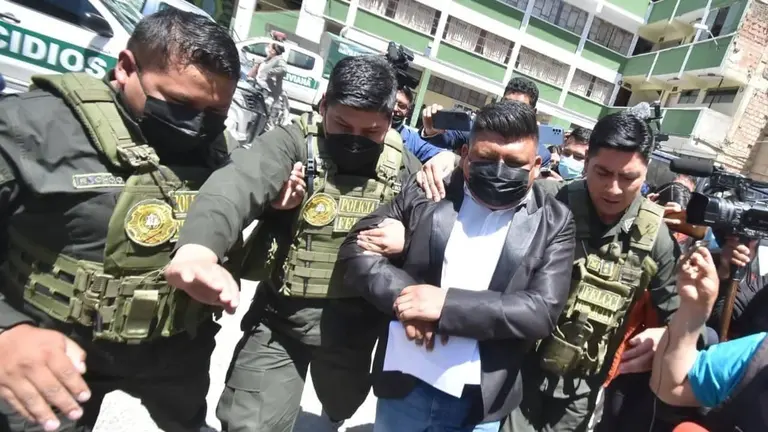 El ejecutivo de la FUL) de la UMSA, &Aacute;lvaro Quelali (c), es llevado por la Polic&iacute;a. APG