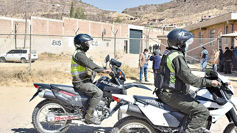 Efectivos policiales afuera del penal de El Abra, Cochabamba.          NO&Eacute; PORTUGAL
