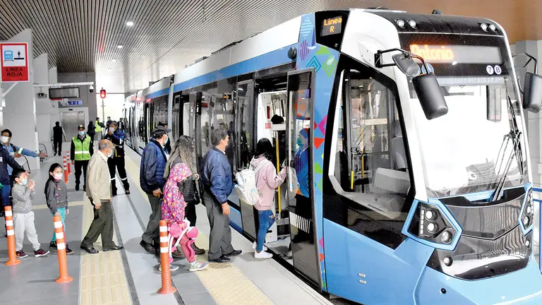 Pasajeros del Tren Metropolitano en la Estaci&oacute;n Central de San Antonio.      DICO SOL&Iacute;S