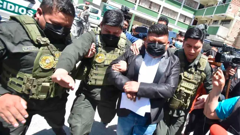 El dirigente universitario al momento de su traslado a dependencias policiales. APG