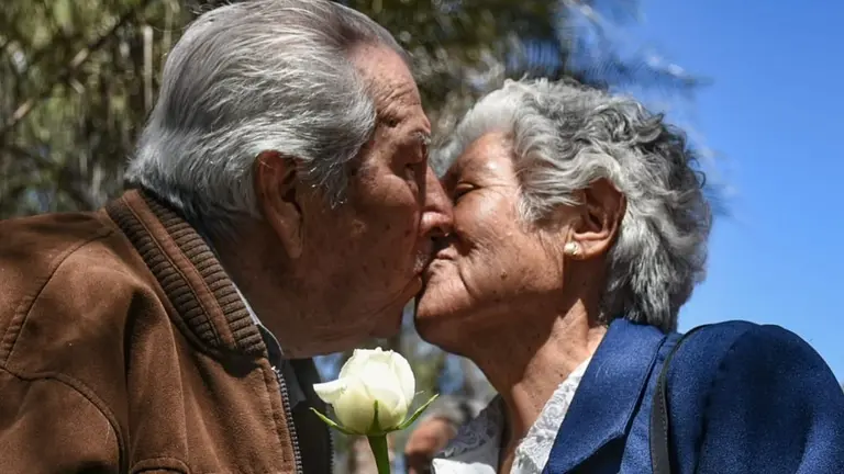 Leoncio Soria (96) y Martha Guzm&aacute;n (83), durante su renovaci&oacute;n de votos en el Jard&iacute;n Bot&aacute;nico. DICO SOL&Iacute;S