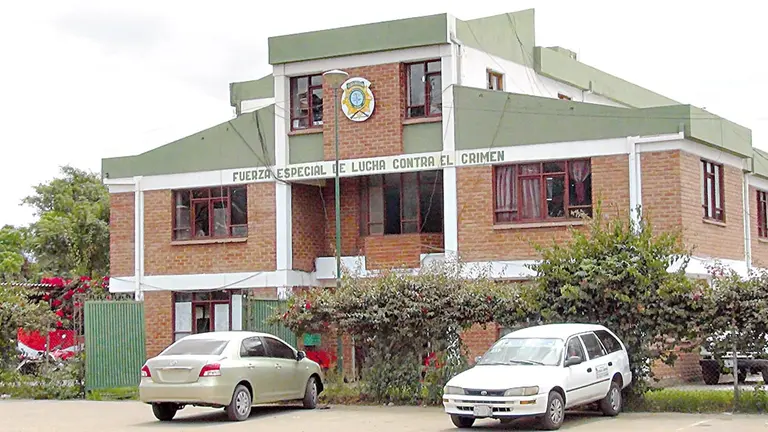 Frontis de la FELCC de Cochabamba, donde se 
encuentra el detenido por pornograf&iacute;a. ARCHIVO