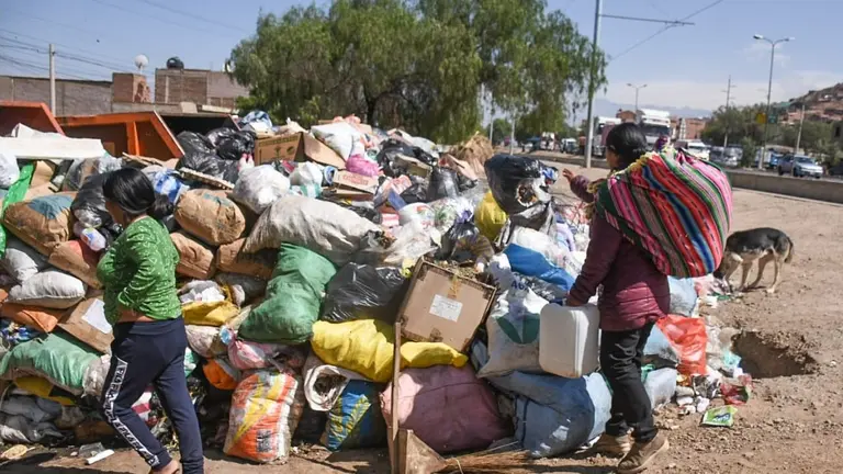 Gran cantidad de basura acumulada en un contenedor de la zona sur. DICO SOL&Iacute;S