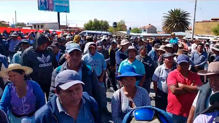 Comunarios de Valle Alto en el bloqueo hoy. Captura