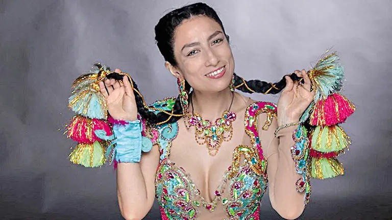 Ver&oacute;nica Zapata con traje de morenada. URGENTE.BO