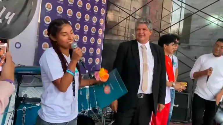 Momento en que la influencer recibe la beca. Captura UNITEPC